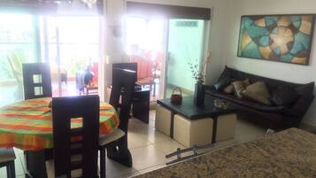 Condo familiar, 3 habitaciones | Área de sala de estar | Televisión de pantalla plana