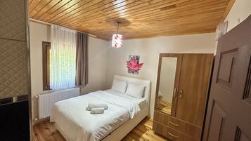 Royal-Apartment | 1 Schlafzimmer, Schreibtisch, schallisolierte Zimmer