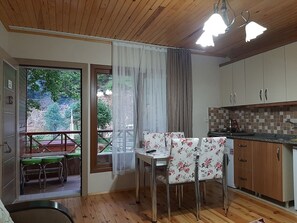 冷蔵庫、オーブン、コンロ、電気ポット