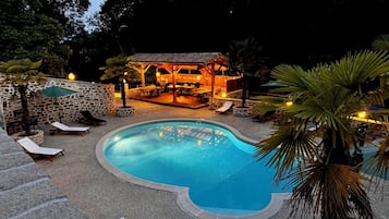 Piscine extérieure, parasols de plage, chaises longues
