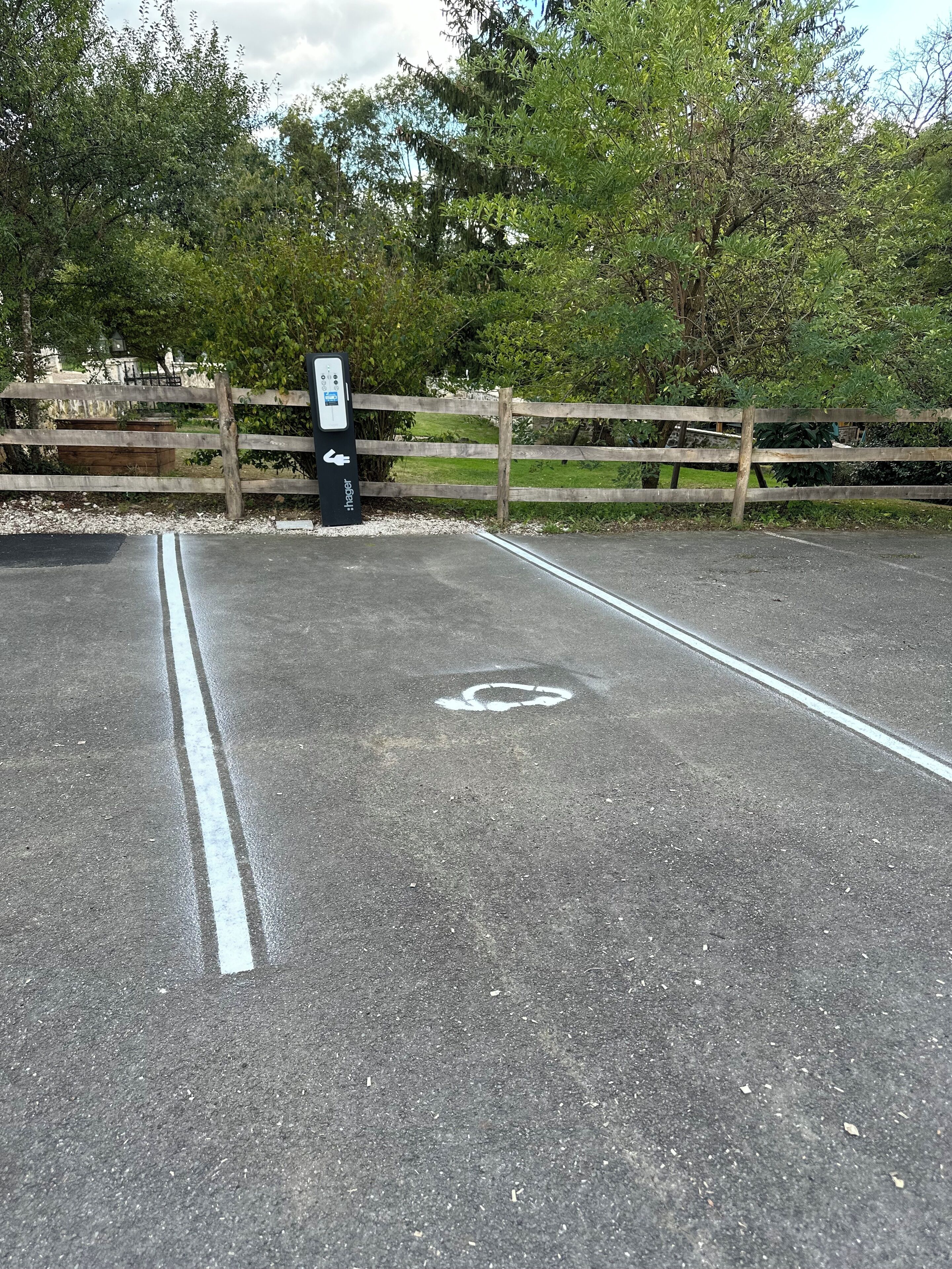 Un estacionamiento con una estación de carga designada para vehículos eléctricos.