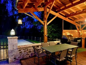 Una piscina al aire libre, sombrillas, sillones reclinables de piscina