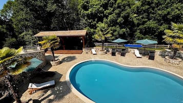 Outdoor pool, pool umbrellas, sun loungers