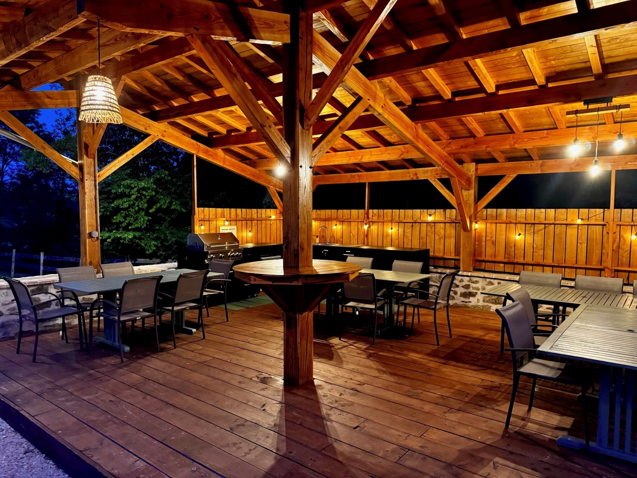 Een buitenzwembad, parasols bij het zwembad en ligstoelen