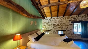 Habitación Premium con 1 cama matrimonial o 2 individuales | Ropa de cama de alta calidad y caja de seguridad en la habitación