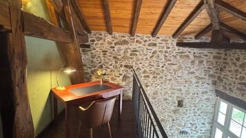 Appartement Duplex Confort, 2 chambres, terrasse, vue jardin | Coin séjour | Télévision LED, table de tennis de table, films en premiÚre diffusion