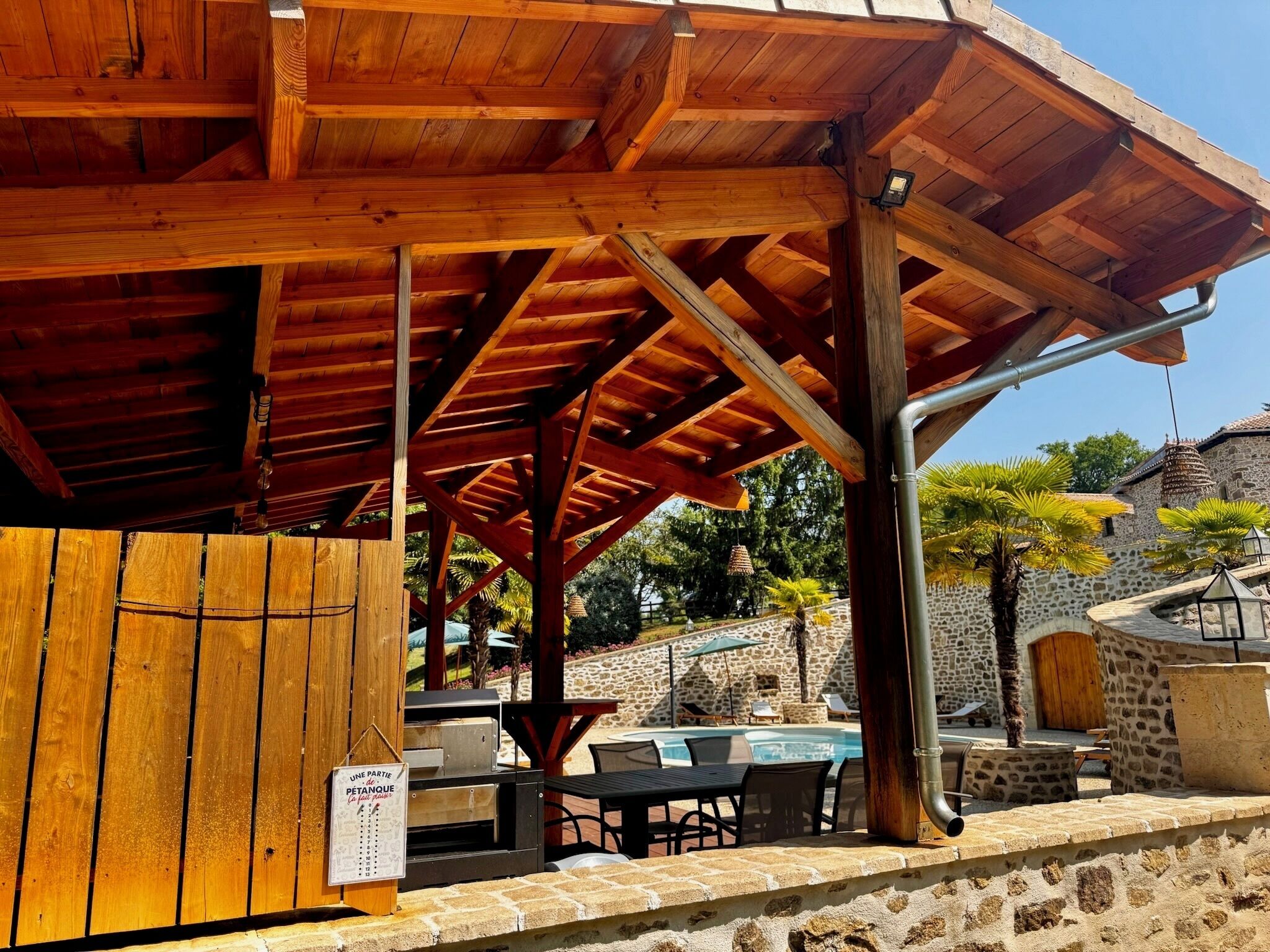 Piscine extérieure, parasols de plage, chaises longues