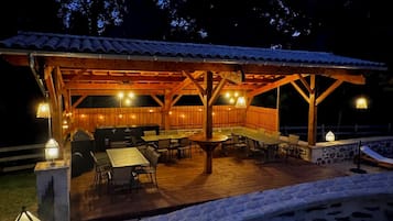 Een buitenzwembad, parasols bij het zwembad en ligstoelen