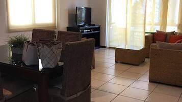 Condo familiar, 3 habitaciones | Área de sala de estar | Televisión de pantalla plana