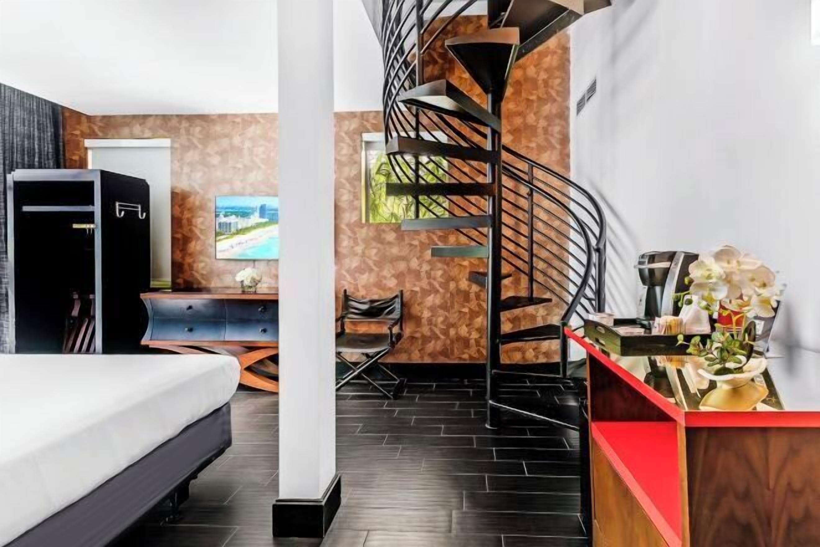 Hypo-allergenic bedding, minibar, in-room safe, desk