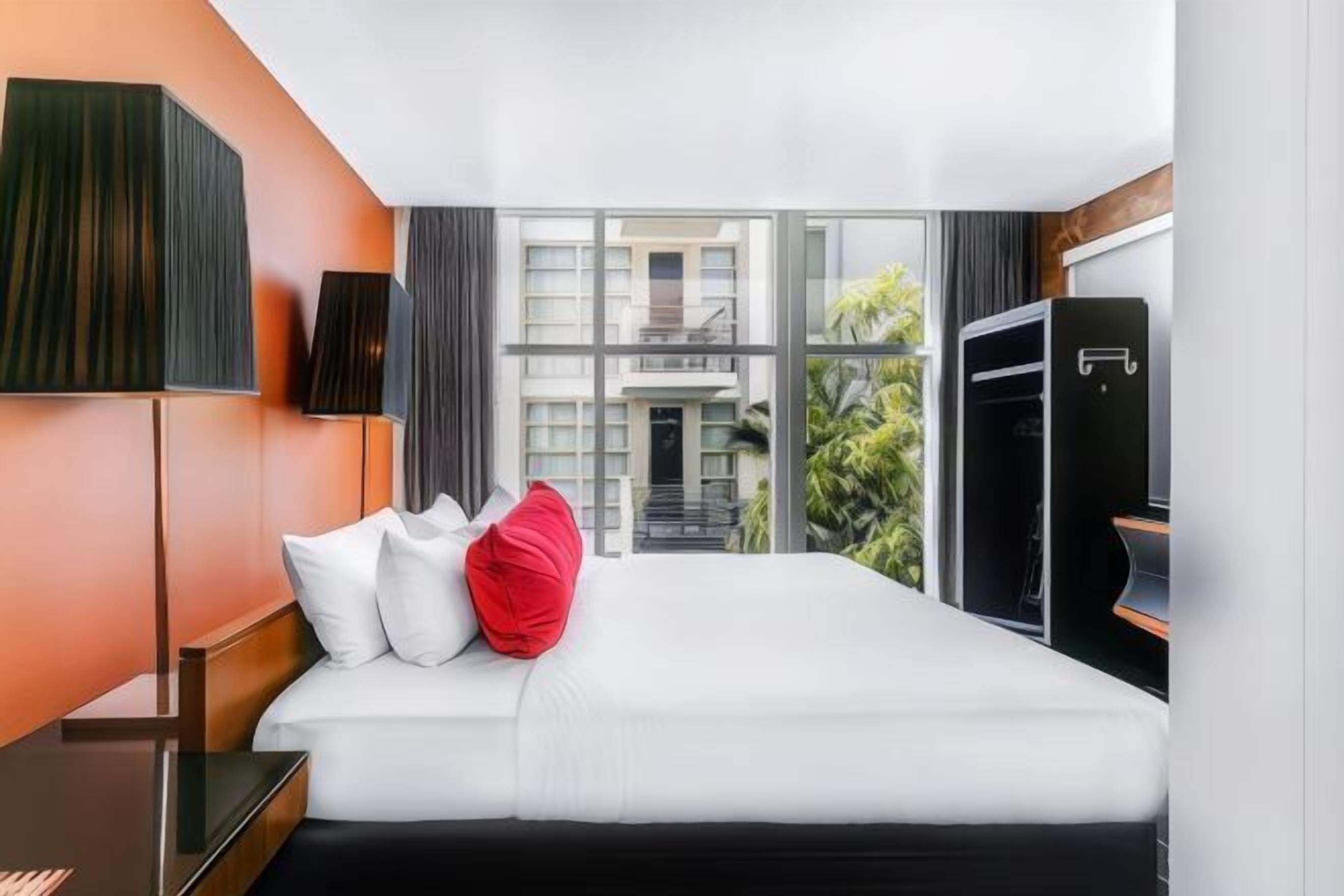 Hypo-allergenic bedding, minibar, in-room safe, desk