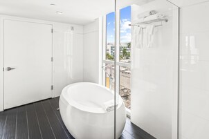 Suite, 1 cama de matrimonio grande, bañera | Baño | Secador de pelo, toallas, jabón y champú