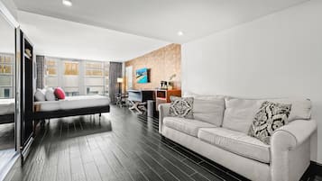 Hypo-allergenic bedding, minibar, in-room safe, desk