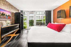 Deluxe Room, 1 King Bed, Garden View