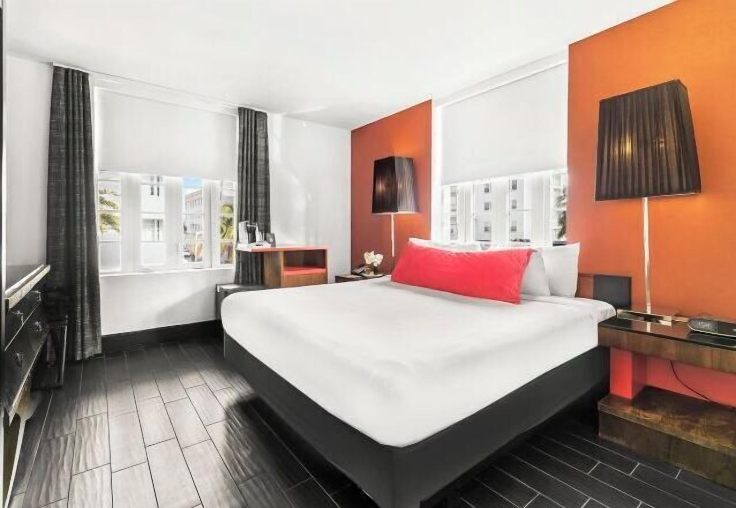 Hypo-allergenic bedding, minibar, in-room safe, desk