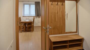 Executive-Apartment, 1 Schlafzimmer, Küche | Schreibtisch, schallisolierte Zimmer, kostenloses WLAN, Bettwäsche