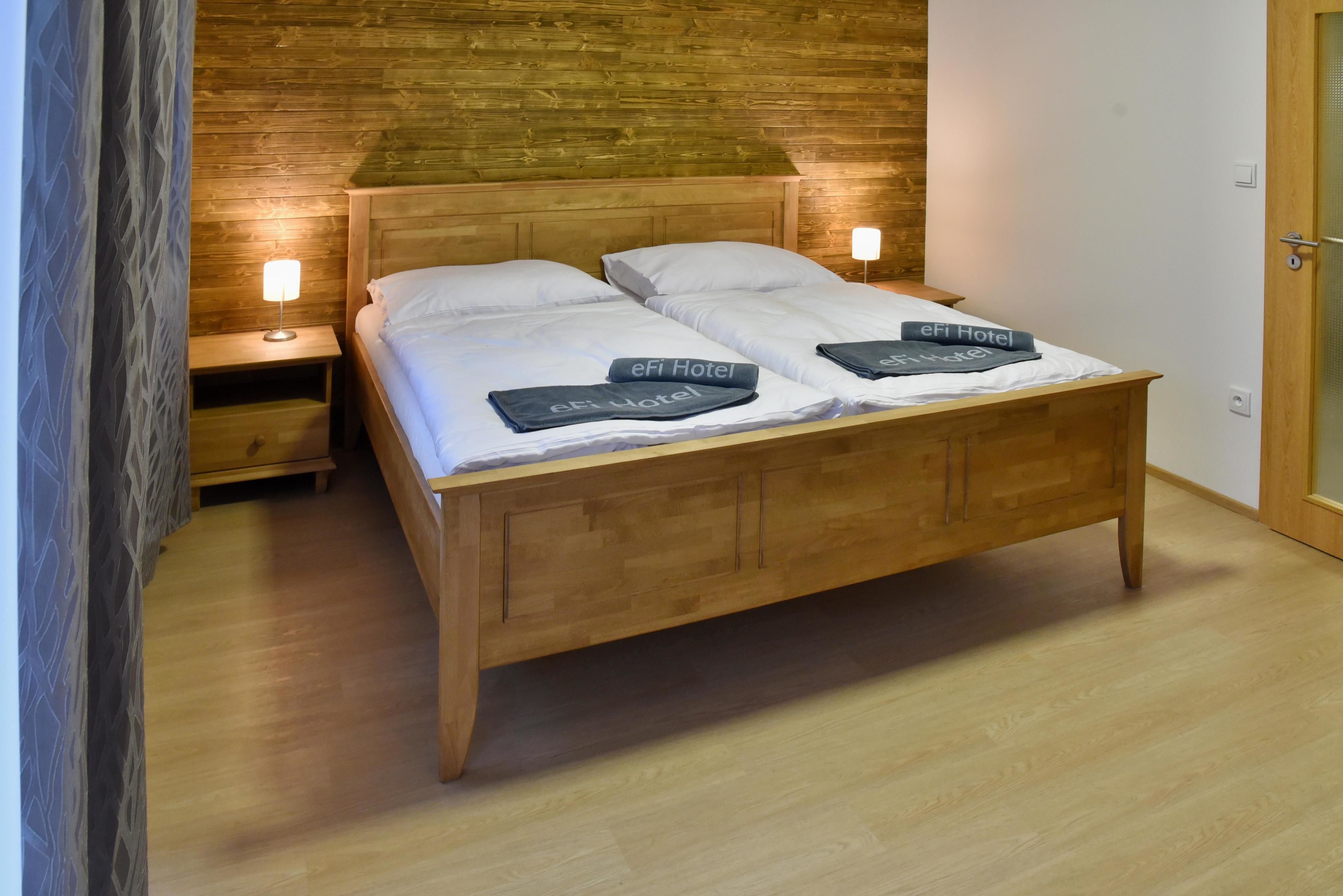 Escritorio, sistema de insonorización, wifi gratis y ropa de cama 