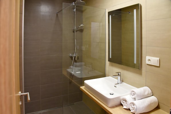 Regadera, amenidades de baño gratuitas, toallas, jabón 