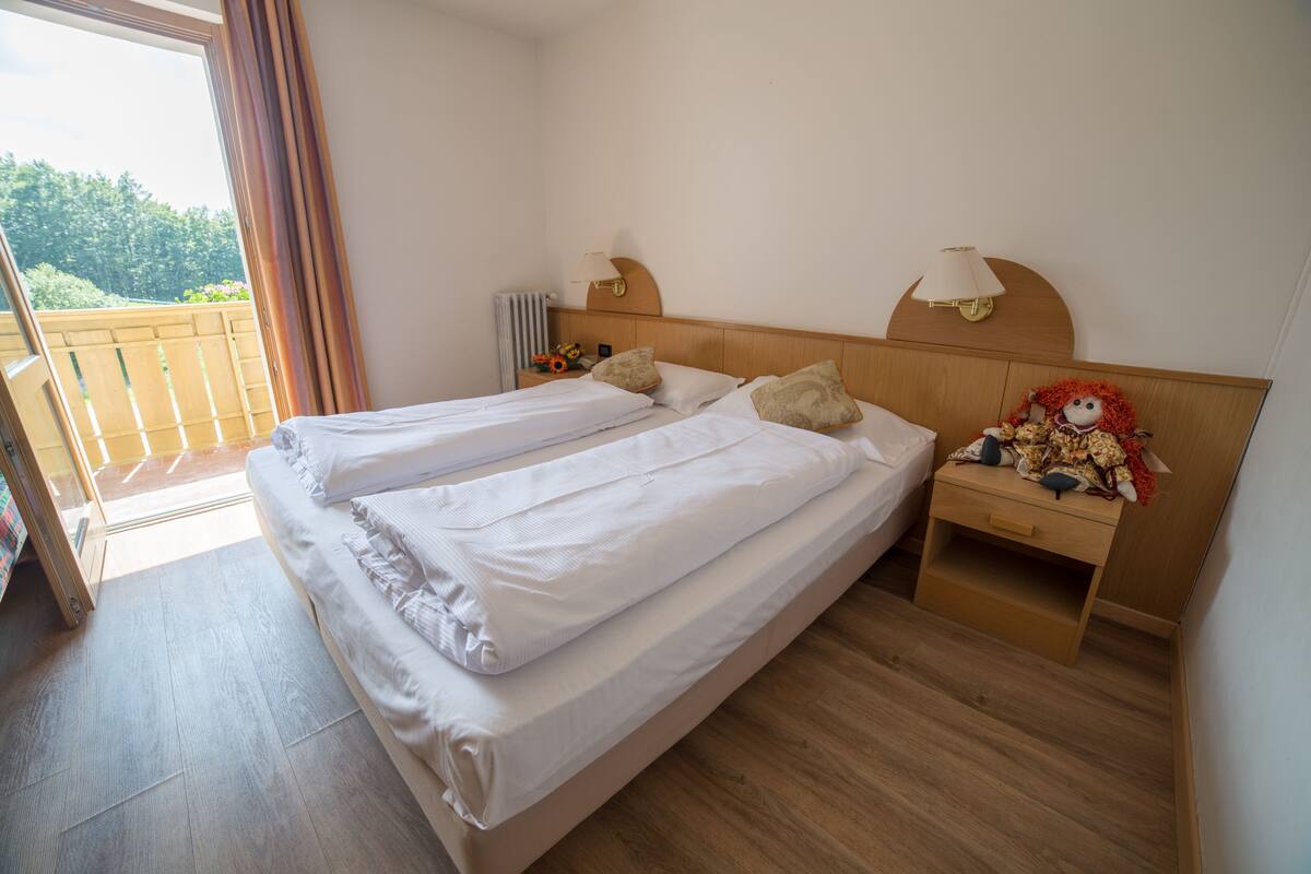Quarto casal ou duplo | Cofres nos quartos, escrivaninha, berços (sobretaxa), Wi-Fi de cortesia