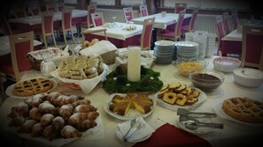 Café da manhã com buffet grátis todos os dias