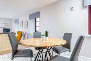 Interior - Elliot Suite No2 - Donnini Apartments (Ayr)