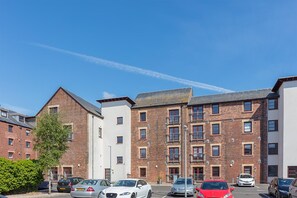 Property entrance - Elliot Suite No2 - Donnini Apartments (Ayr)