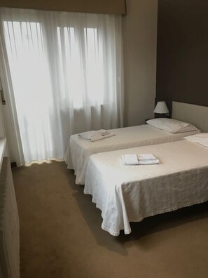 Habitación triple | Sistema de insonorización y cunas o camas infantiles gratuitas