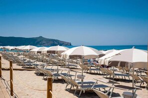 Privéstrand vlakbij, wit zand