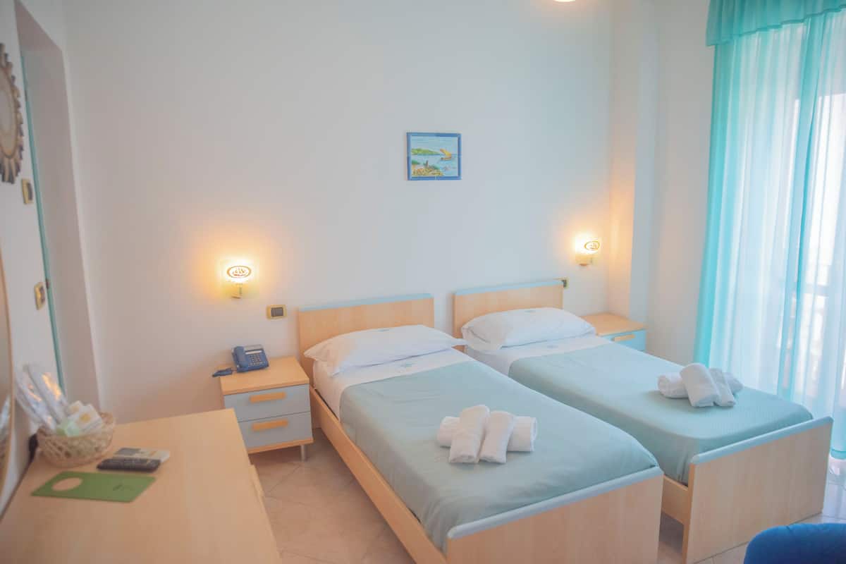 Kamar Twin Standar, kamar mandi pribadi, menara | Seprai antialergi, minibar, brankas, dan meja kerja