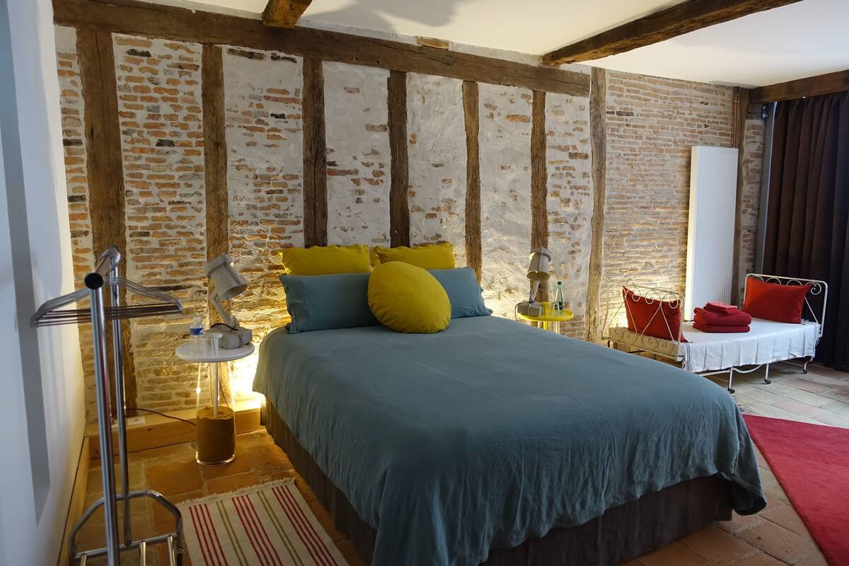 Deluxe Double Room, Private Bathroom, Courtyard View (Chambre rouge) | 1 bedroom
