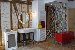 Deluxe Double Room, Private Bathroom, Courtyard View (Chambre rouge) | Bathroom - Impasse du Boeuf (Lavaur)