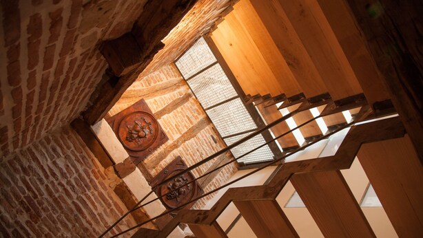 A wooden ceiling with a geometric pattern and a central decorative element. - Impasse du Boeuf (Lavaur)