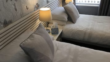 Habitación con 2 camas individuales | Cortinas blackout, wifi gratis y ropa de cama