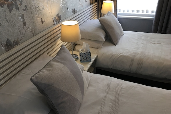 Cortinas blackout, wifi gratis y ropa de cama