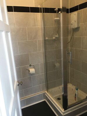 Habitación doble | Baño | Regadera, amenidades de baño gratuitas, secadora de cabello, toallas 