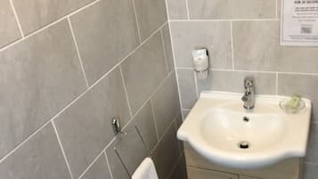 Ducha, artículos de tocador gratuitos, secador de pelo, toallas