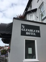 Een bordje voor Hotel Glenheath met het nummer 73.