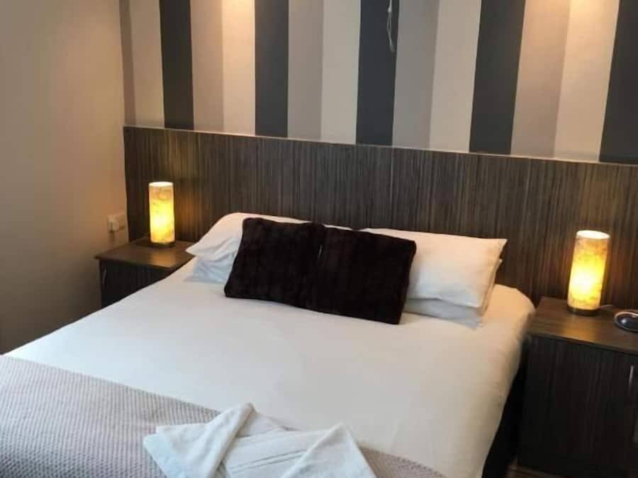 Blackout drapes, free WiFi, bed sheets