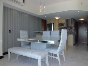 Familienapartment, 2 Schlafzimmer | Essbereich im Zimmer