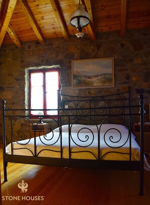 Apartment (Iliofotisti) | Desk, iron/ironing board, free WiFi, bed sheets