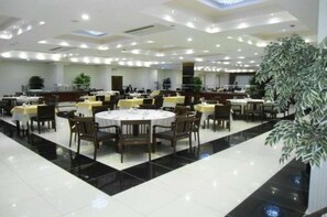 供應早餐、午餐及晚餐