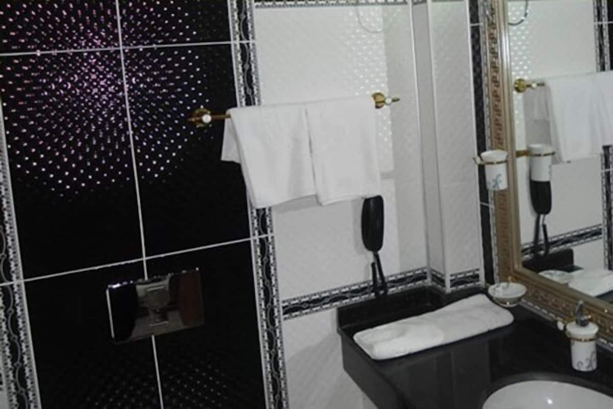 Bañera, artículos de higiene personal gratuitos y secador de pelo