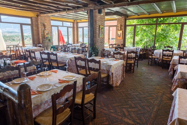 Restaurant - Camping Rural Presa La Vinuela (Vinuela)