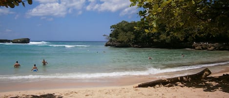 Una spiaggia nelle vicinanze, un bar sulla spiaggia