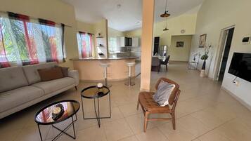 Comfort Condo, 3 Bedrooms, 2 Bathrooms | Ruang tamu | TV skrin rata