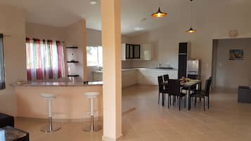 Comfort Condo, 3 Bedrooms, 2 Bathrooms | Ruang tamu | TV skrin rata