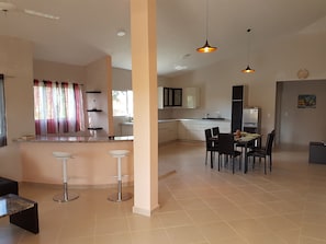 Comfort Condo, 3 Bedrooms, 2 Bathrooms | Living room | Flat-screen TV