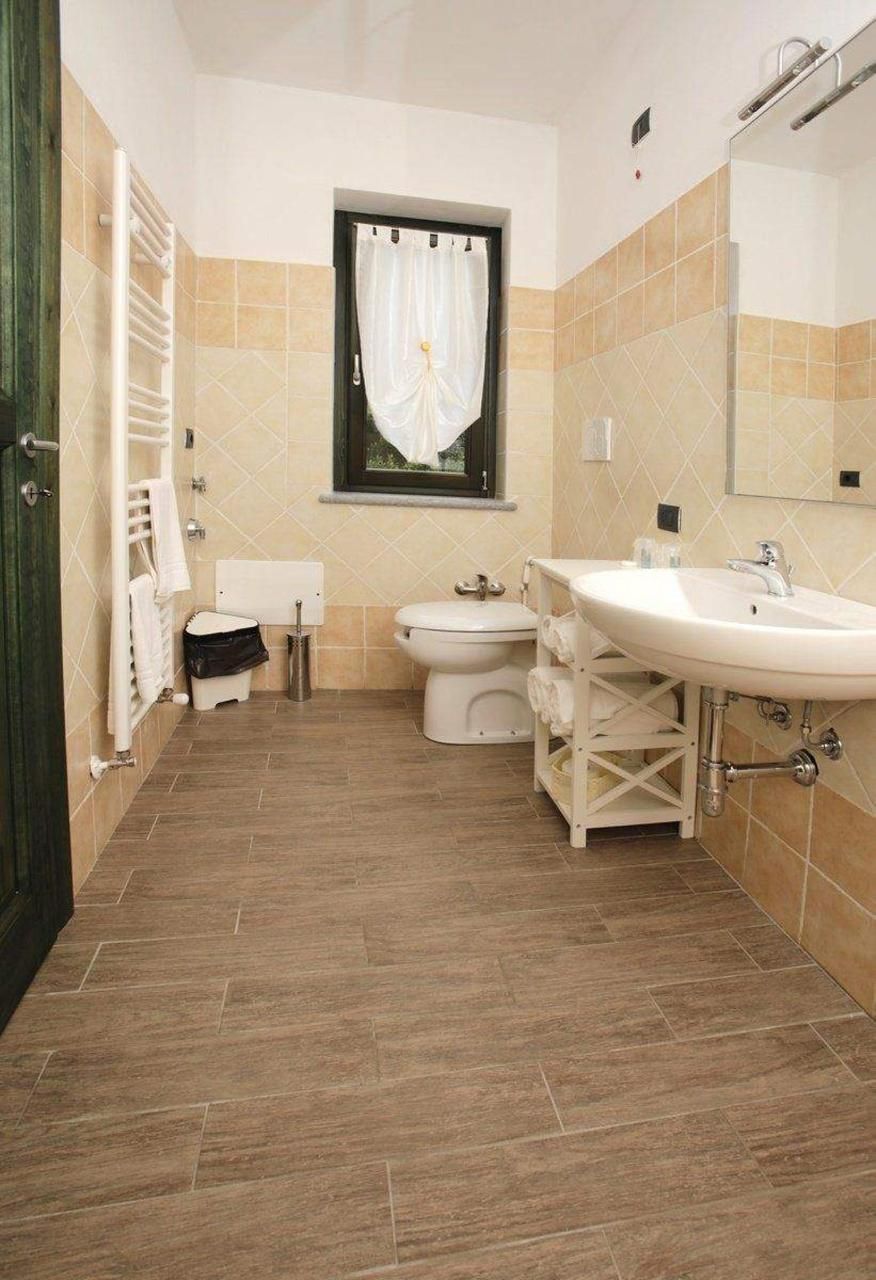 A bathroom with a toilet, bidet, and sink.