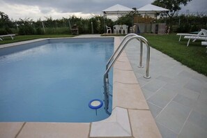 室外游泳池，10:00 至 19:00 开放，免费小屋，池畔遮阳伞