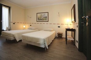 双人房或双床房, 花园 | 高档床上用品、办公桌、免费 WiFi、床单